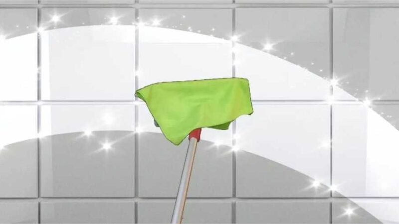 O truque da vassoura para limpar rapidamente os azulejos do banheiro