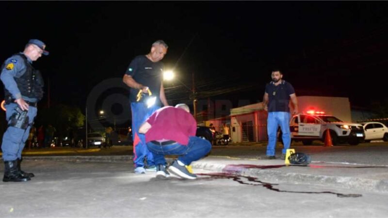 Homem é executado a tiros no meio da rua por suspeito em caminhonete
