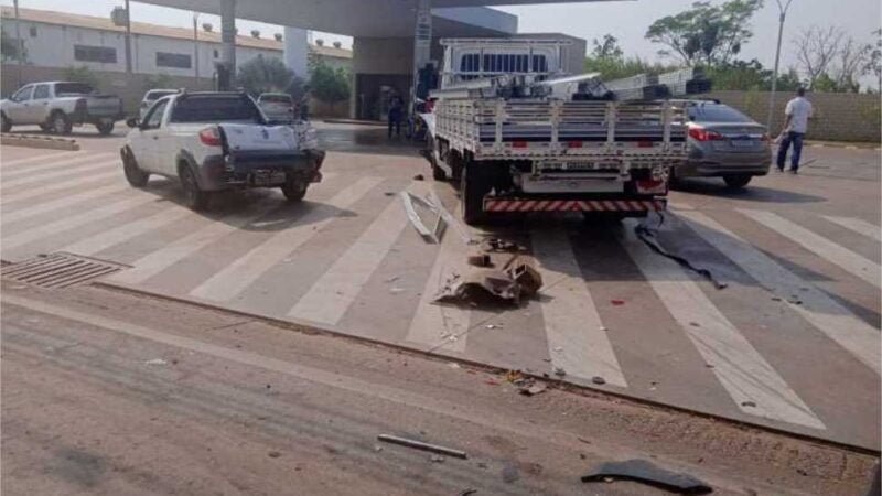 Caminhão-tanque não consegue frear e se envolve em engavetamento com 3 carros; veja vídeo