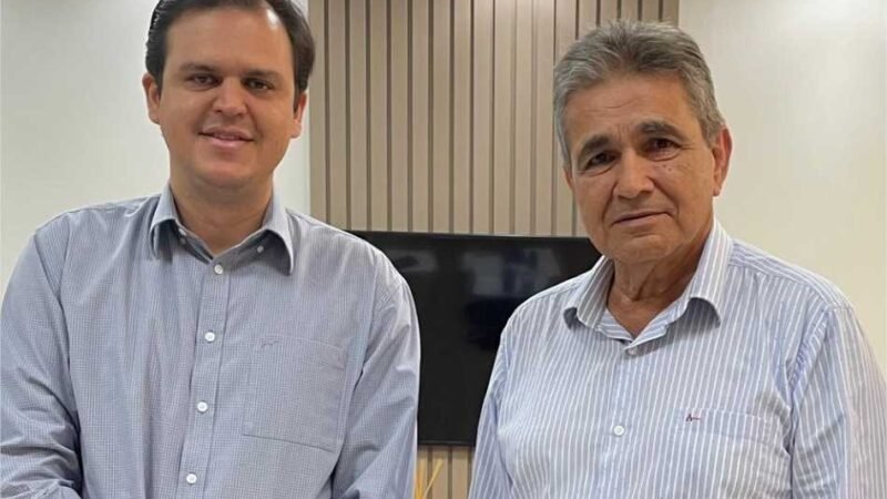 Thiago Silva comemora entrega de títulos de moradia para o Conjunto São José e João de Barro