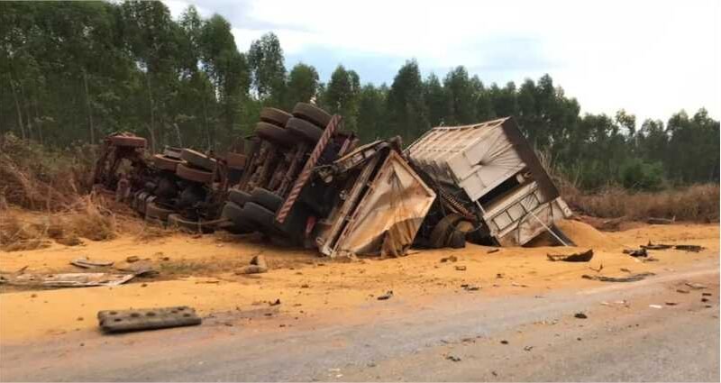 Acidente envolvendo caminhões deixa duas pessoas mortas na BR-163 em MT