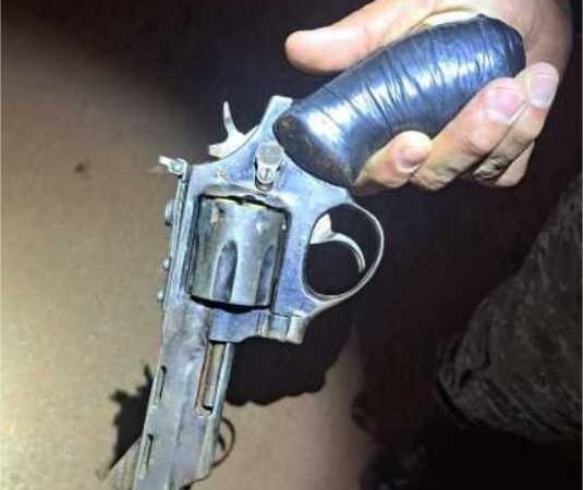 Pai deixa arma cair no chão e atinge filho de três anos no pescoço com disparo acidental