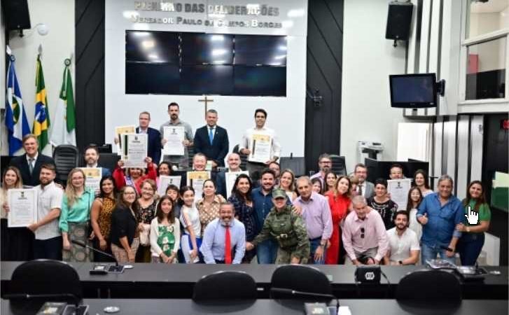 Vereador entrega títulos durante sessão solene realizada na Câmara