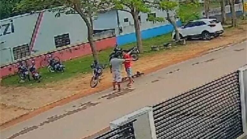 Vídeo mostra homem sendo assassinado a pauladas no meio da rua em MT