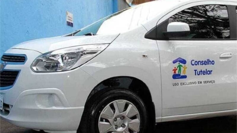 Menina de quatro anos pula de caminhonete em movimento para fugir de agressões da mãe