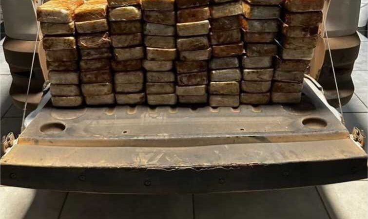 Polícia Militar e PRF prendem motorista com 74 kg de pasta base de cocaína em fundo falso de veículo