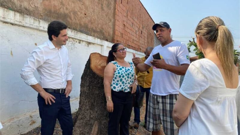 Em vistoria feita por Fabio Garcia, líder comunitário comemora retomada de obra parada há mais de 3 anos