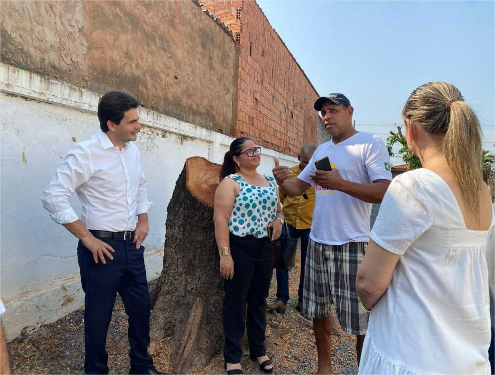 Em vistoria feita por Fabio Garcia, líder comunitário comemora retomada de obra parada há mais de 3 anos
