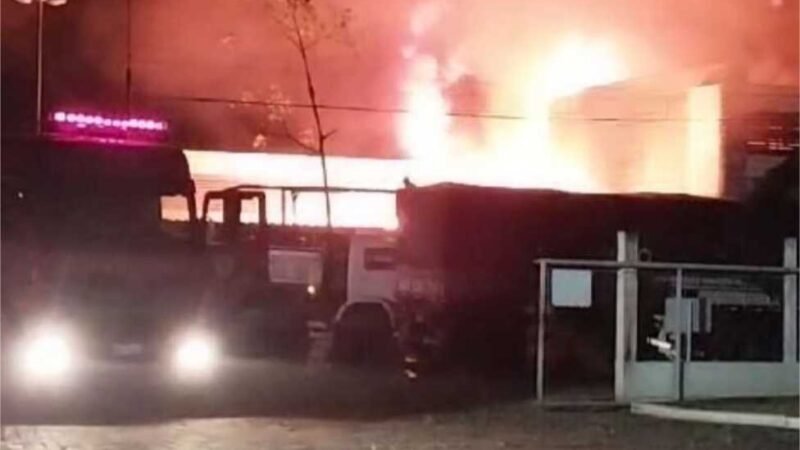 Explosão deixa fábrica de dutos em chamas no Distrito Industrial em Cuiabá