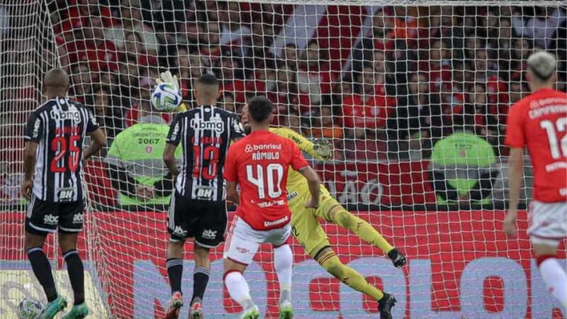 Atlético aproveita Inter dividido em duas frentes e vence no Beira-Rio
