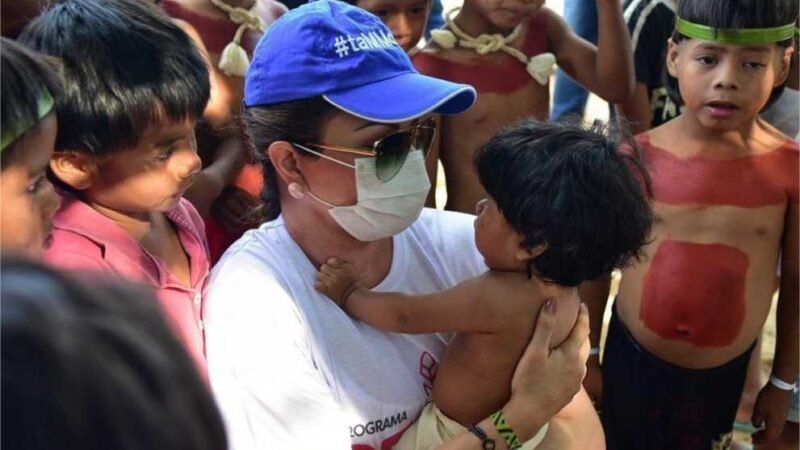 Primeira-dama de MT e governador levam ajuda humanitária à aldeia atingida por incêndio em Campinápolis