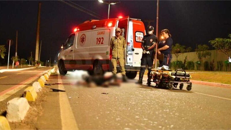 Motociclista morre após ‘rampar’ quebra-molas e bater cabeça no meio-fio