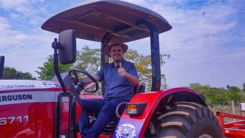 Thiago Silva entrega trator para pequenos produtores rurais da Gleba Cascata