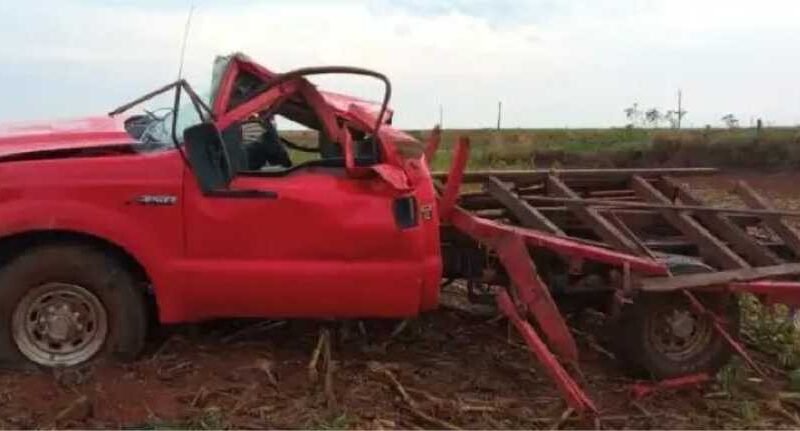 Caminhonete carregada com cilindros de oxigênio capota e deixa dois mortos na MT-485