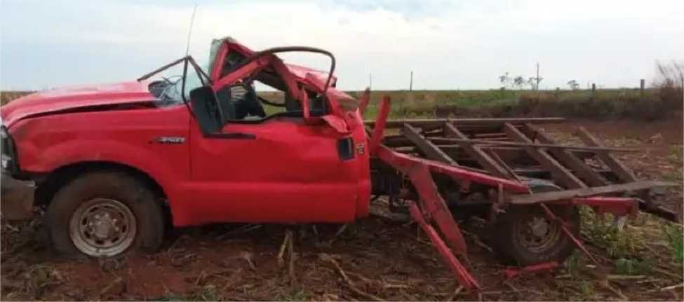 Caminhonete carregada com cilindros de oxigênio capota e deixa dois mortos na MT-485
