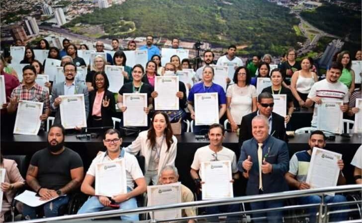 Chico entrega Moções de Aplausos em braile a atletas cegos