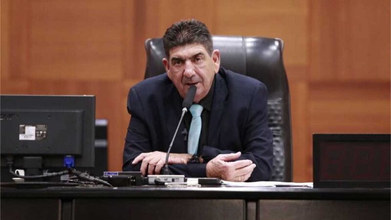 Dr. João cobra do governo concurso público para professores da rede estadual