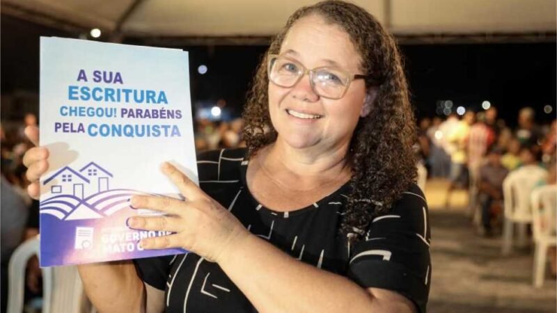 “Foram tempos difíceis que chegaram ao fim”, diz moradora de Cuiabá ao receber escritura definitiva