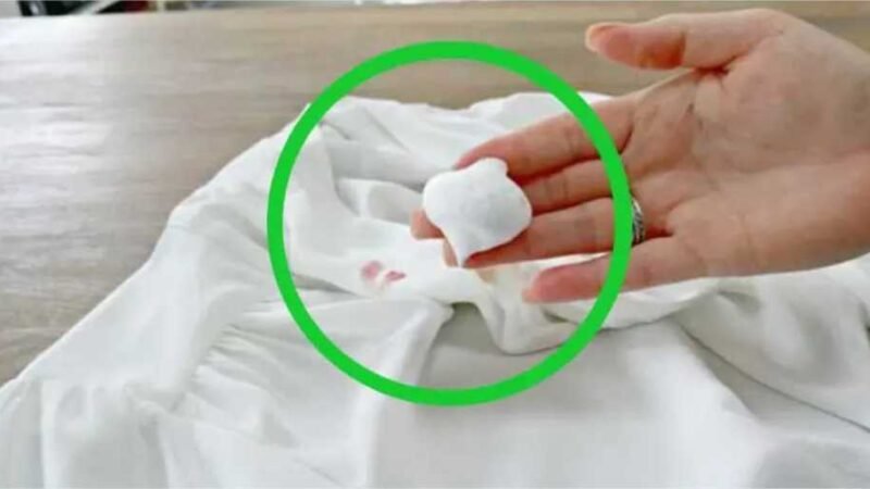 Como tirar manchas de roupas com espuma de barbear?