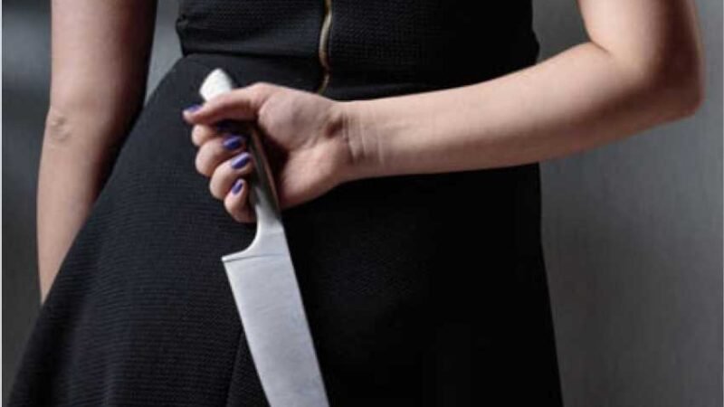 Mulher é assassinada a facadas pela companheira durante briga por ciúmes