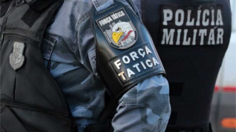 Membro de facção mata desafeto a facadas no meio da rua