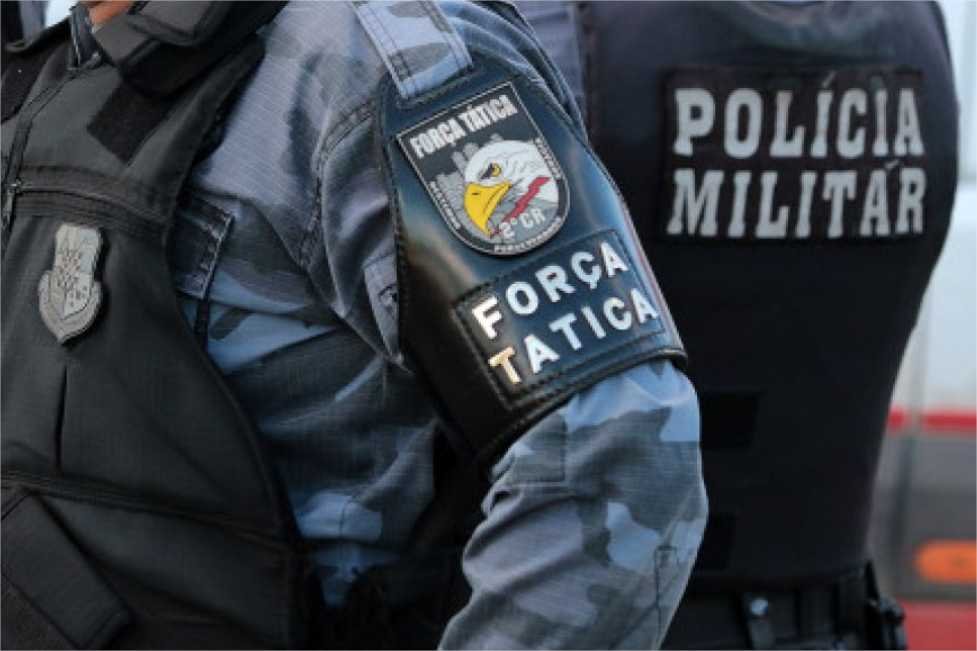 Membro de facção mata desafeto a facadas no meio da rua