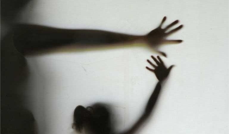 Mulher sai de casa, deixa a filha sob cuidados da vizinha e menor é estuprada; suspeito é procurado