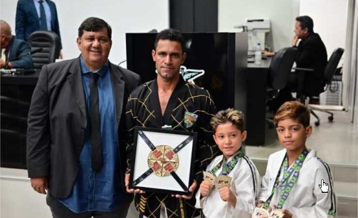 Mestre de Taekwondo usa a tribuna e pede apoio para levar filhos a campeonato