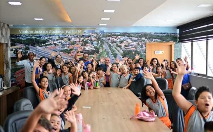 Chico recebe Cuiabaninhos na presidência da Câmara