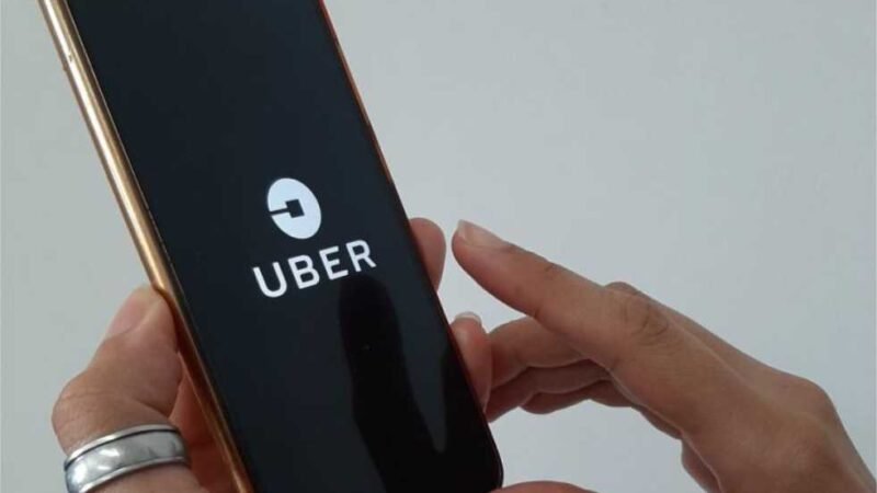 Justiça multa Uber em R$ 1 bi e manda empresa registrar motoristas