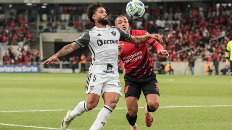 Vitor Roque marca, Athletico-PR tem Fernandinho expulso e empata com Atlético-MG no reencontro com Felipão