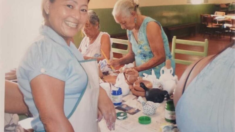 A história de dona Regina e seu amor pela cerâmica