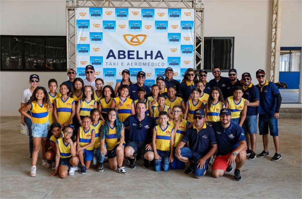 Crianças de entidade beneficente e equipe Abelha Táxi Aéreo – Crédito – Jana Pessôa