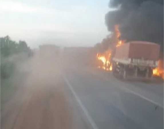 Caminhoneiro morre em colisão frontal com carretas que pegaram fogo na BR-364; veja vídeo