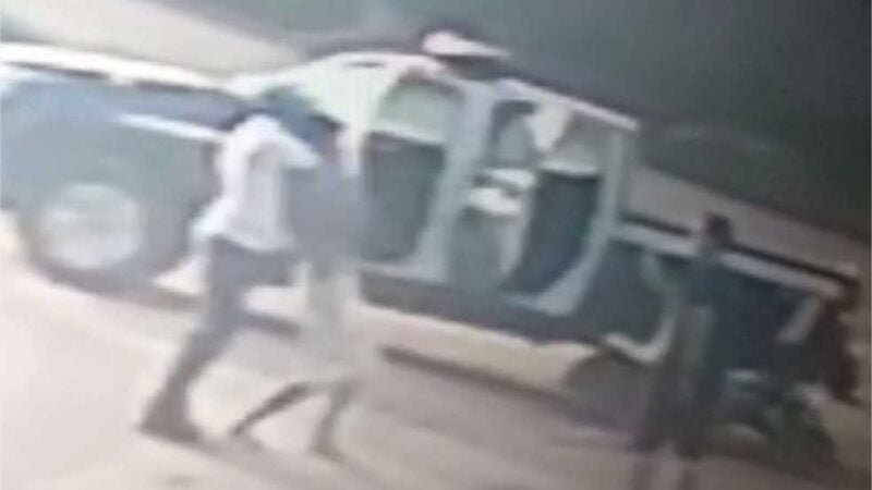 Adolescente é derrubado de moto e agredido por policiais em MT