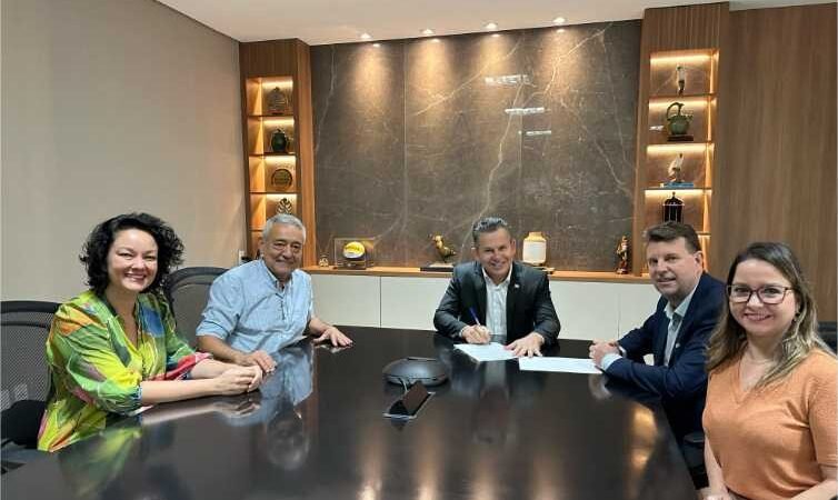 Governo firma convênio com Prefeitura para asfaltar Linha Norte em Sorriso