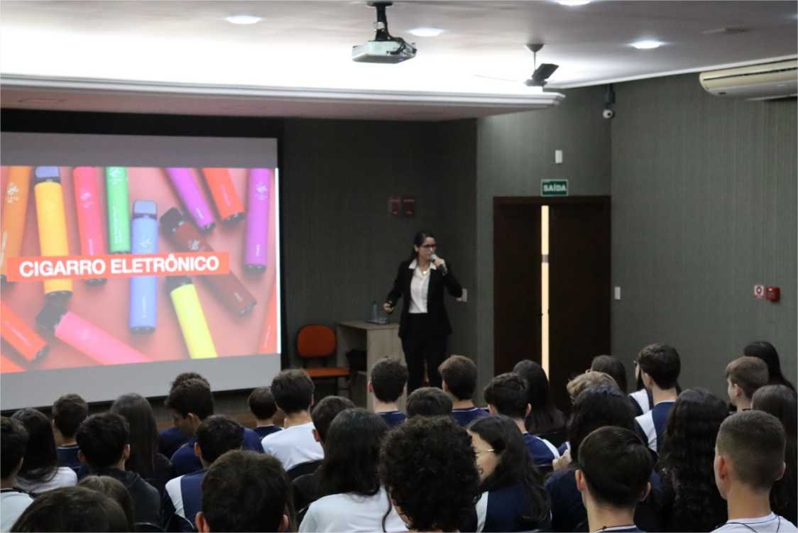 Cardiologista ministra palestra para estudantes sobre os malefícios do cigarro eletrônico e do tabaco