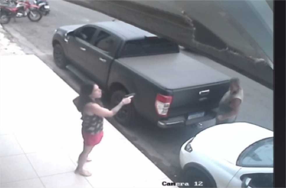 Delegada atira contra morador de rua que a agrediu e tentou arrombar caminhonete da PJC