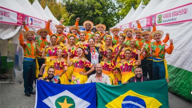 Madrinha do Flor Ribeirinha, primeira-dama de MT comemora o quarto título mundial do grupo folclórico