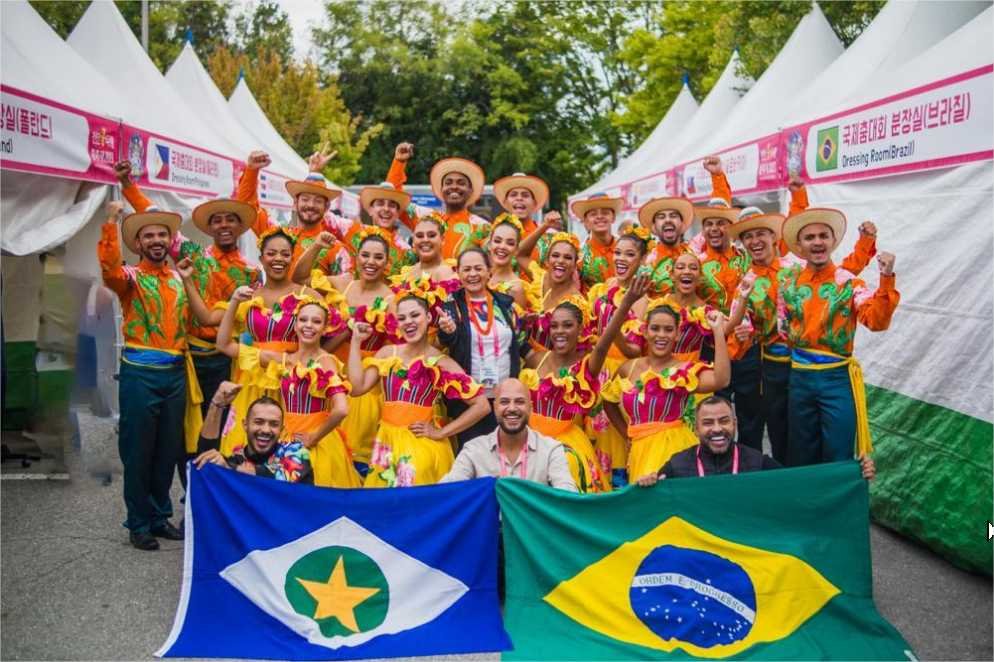 Madrinha do Flor Ribeirinha, primeira-dama de MT comemora o quarto título mundial do grupo folclórico