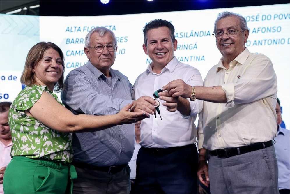 Parceria do Governo de MT e senador Jayme promove entrega de R$ 30,9 milhões em máquinas