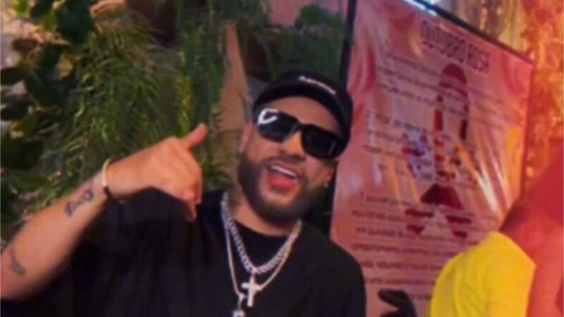 Sósia de Neymar aproveita chegada da Seleção Brasileira e ‘agita’ noite em bar de Cuiabá