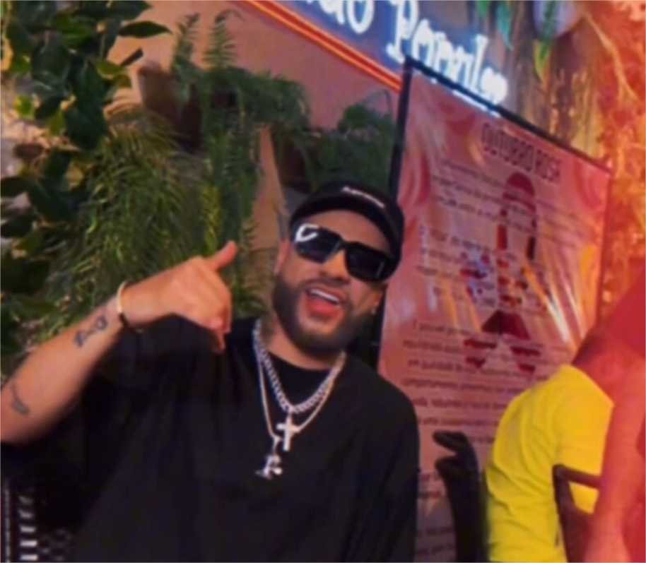 Sósia de Neymar aproveita chegada da Seleção Brasileira e ‘agita’ noite em bar de Cuiabá