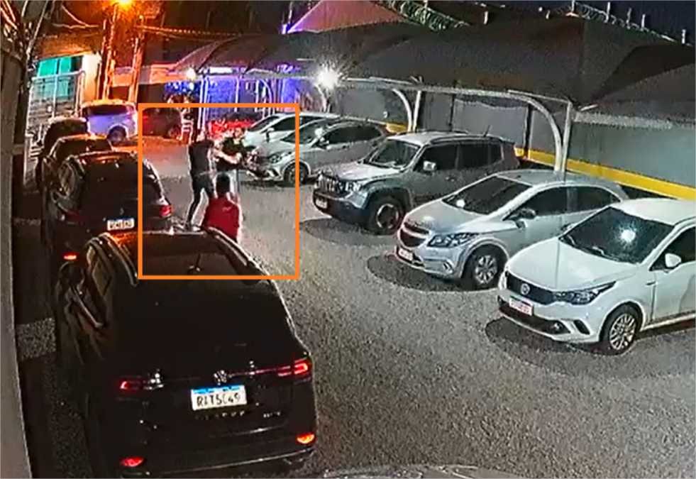 Empresários são flagrados trocando socos em estacionamento da Praça Popular; veja vídeos