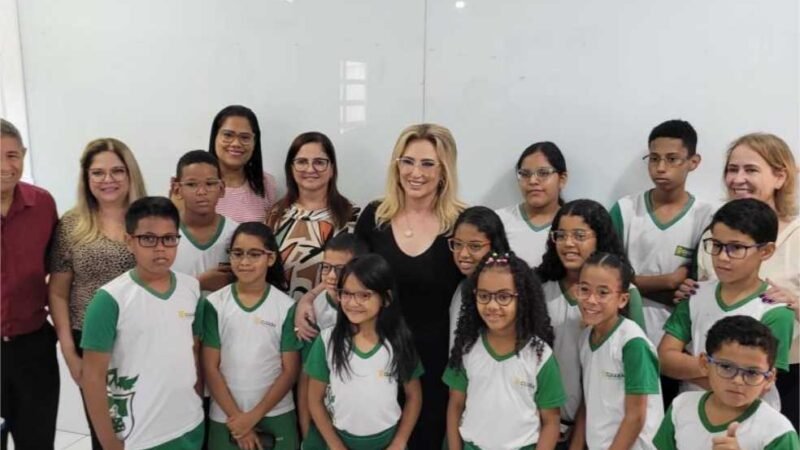 Primeira-dama Márcia Pinheiro entrega óculos a estudantes da EMEBC Profª. Hilda Caetano