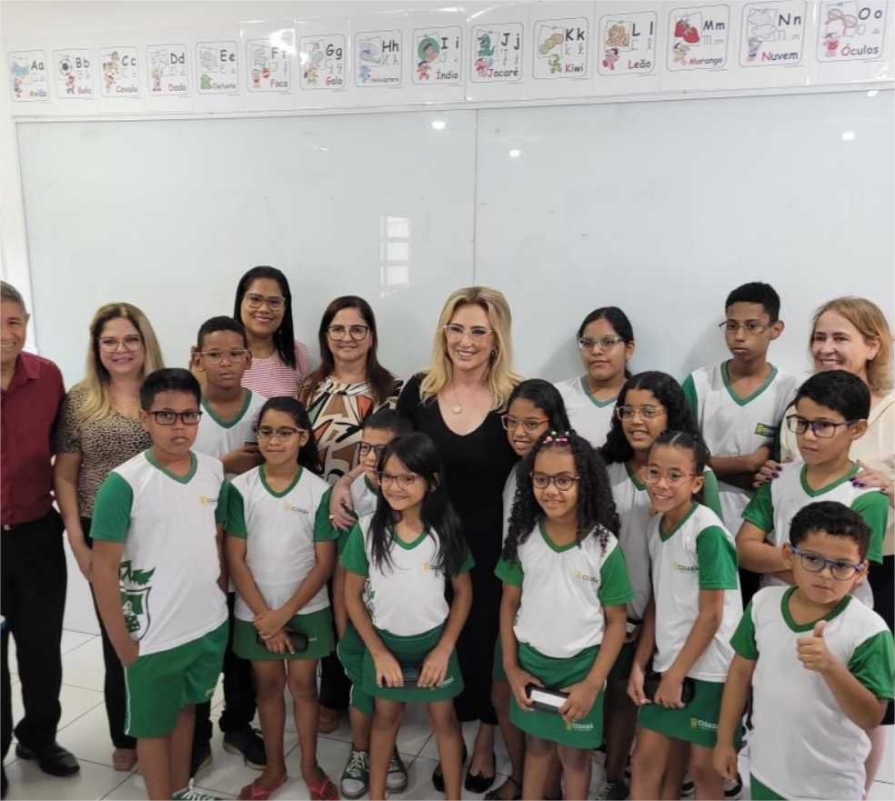 Primeira-dama Márcia Pinheiro entrega óculos a estudantes da EMEBC Profª. Hilda Caetano