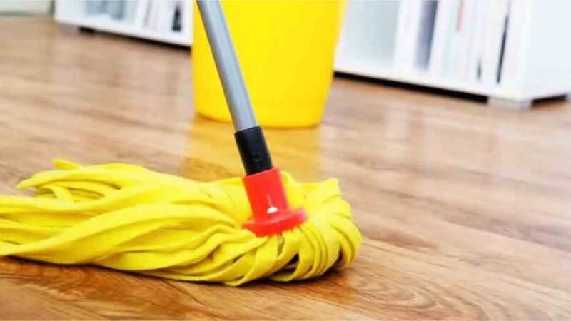 Aqui está este produto comum que permite ter um piso impecável!