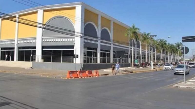Juiz barra ampliação e novo estacionamento do Shopping Popular