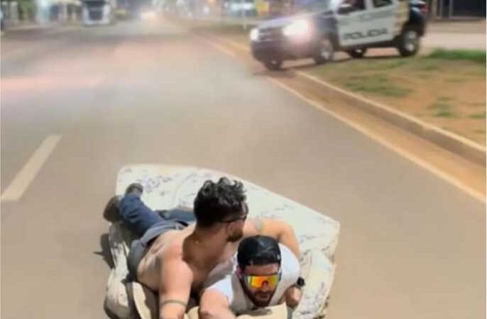 Influencer é preso ao ser flagrado “surfando” em colchão puxado por caminhonete