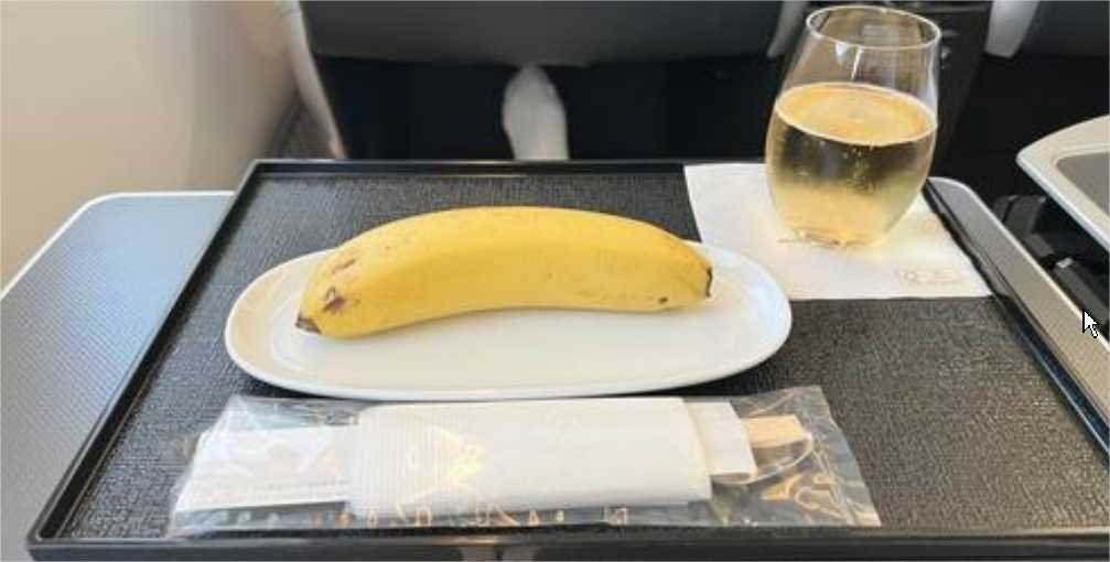 Passageiro vegano pede menu especial e recebe banana para se alimentar durante voo